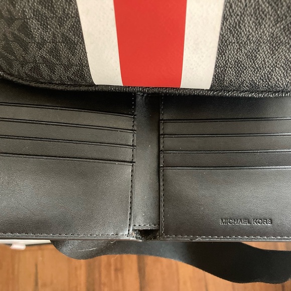 Michael Kors over the shoulder back pack with new never used wallet matching. - Picture 5 of 5